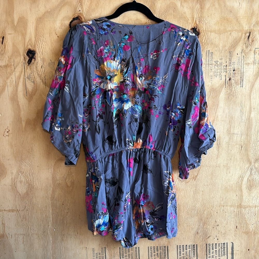Umgee Gray Floral Bell Sleeve Shorts Romper Sz M - Picture 3 of 6